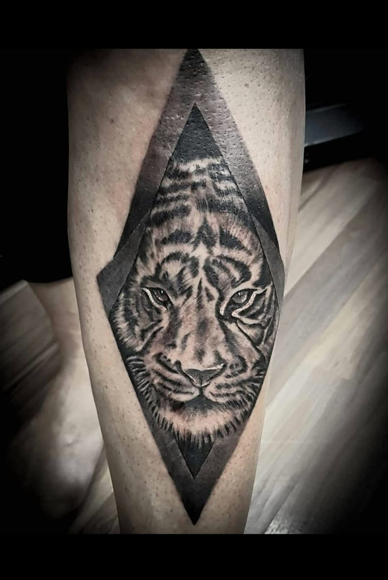 Syndicat Tattoo Studio Wien Lion Löwe Geometric Animal 33