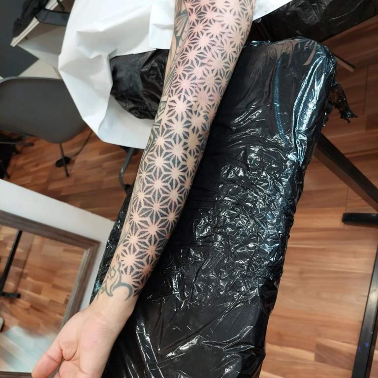 Syndicat Tattoo Studio Wien Geometric Dotwork 8